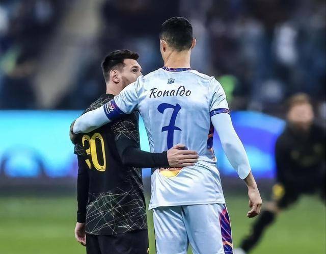 -巴黎圣日耳曼战平利物浦，梅西乌龙送礼意甲