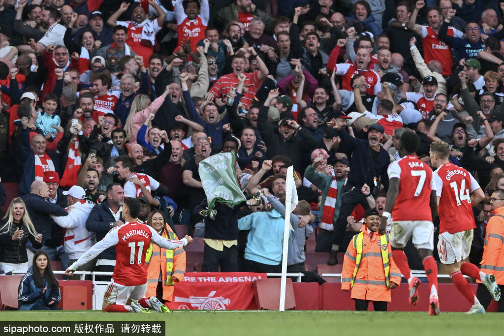 开云体育app-伦敦市中心各路球迷聚集，庆祝胜利的简单介绍